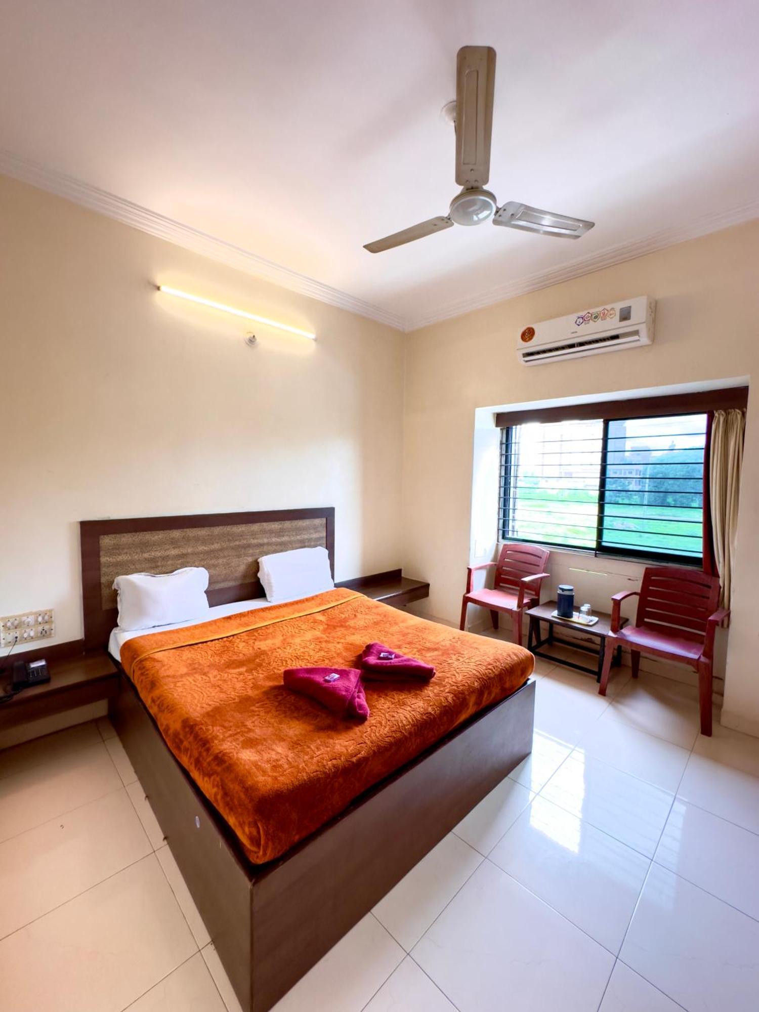 Hotel Laxmibai Palace Shirdi Esterno foto